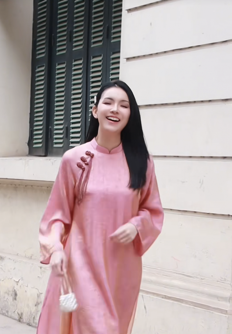 Dù không trang điểm cầu kỳ, Thùy Lâm vẫn ghi điểm nhờ đường nét gương mặt hài hòa, nụ cười tươi tắn và phong thái tự nhiên. Nhiều khán giả nhận xét, sau hơn một thập kỷ rời showbiz, nhan sắc của nàng hậu dường như không thay đổi quá nhiều, thậm chí còn mặn mà và cuốn hút hơn theo thời gian.