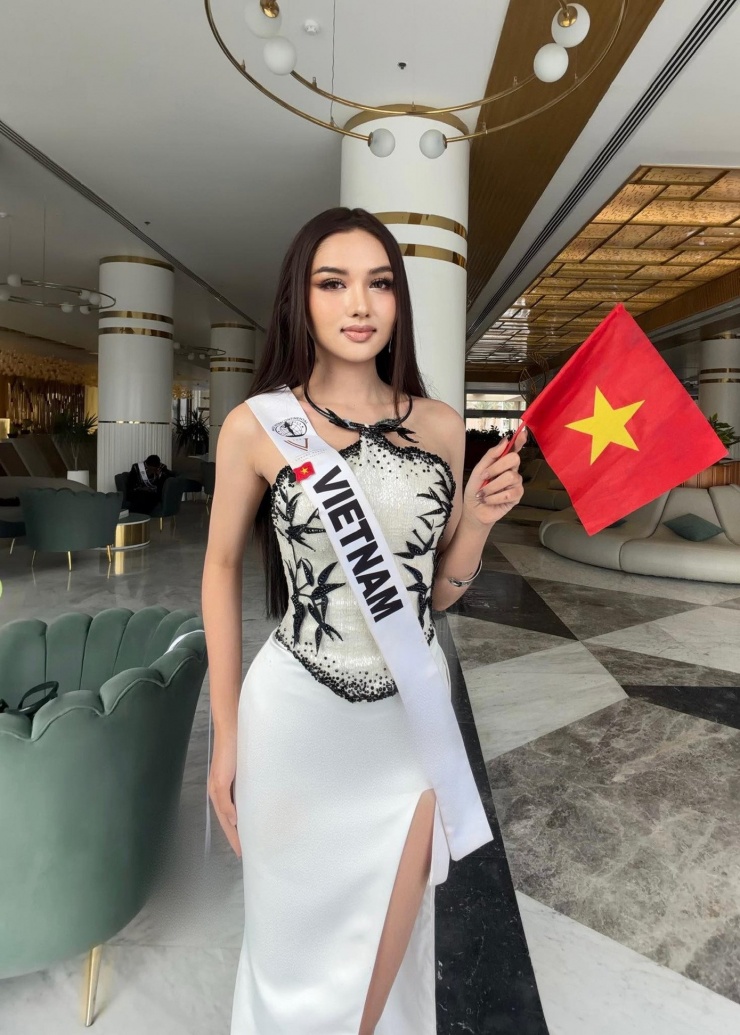 Hôm 23/1, Thu Ngân bước vào vòng phỏng vấn kín. Cô diện trang phục họa tiết cây tre độc đáo. Trước các giám khảo, đại diện Việt Nam không ngần ngại bày tỏ: "Tôi đến đây để tiếp nối hành trình của các đại diện Việt Nam. Tôi đã sẵn sàng để mang chiếc vương miện Miss Intercontinental thứ hai về Việt Nam".