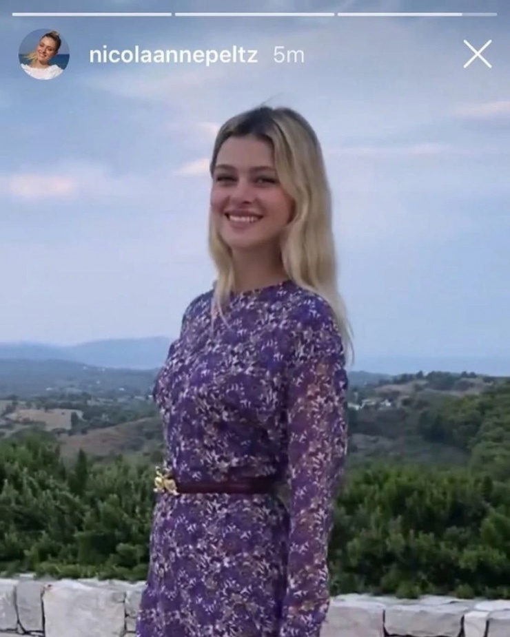 Đi nghỉ ở Italy cùng gia đình Beckham vào năm 2020, Nicola diện một chiếc váy màu tím in hoa văn bohemian nằm trong bộ sưu tập Pre-Fall 2020.