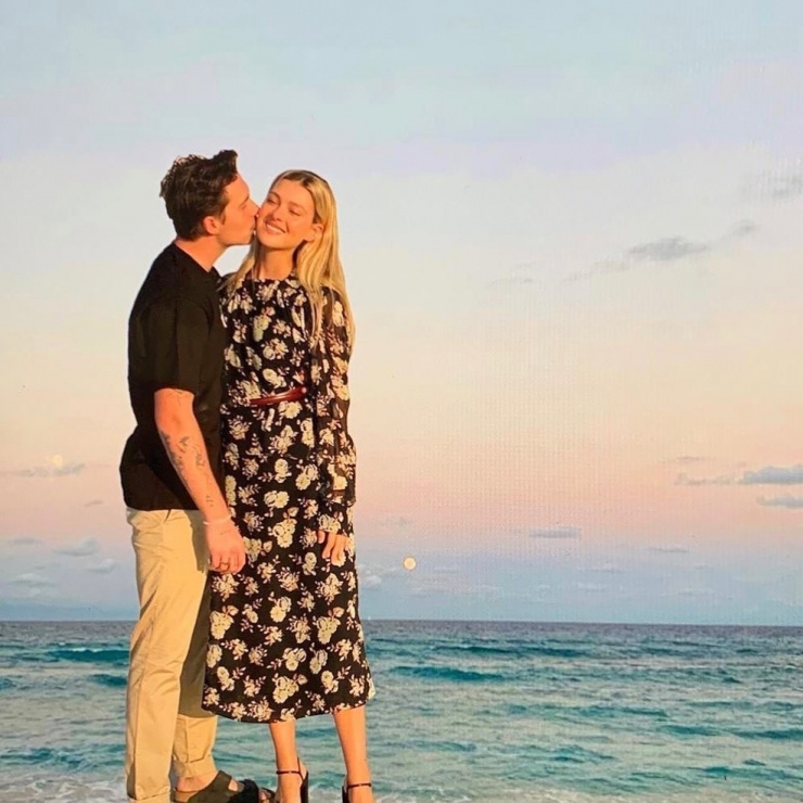 Cũng trong chuyến đi này, con gái tỷ phú Peltz tiếp tục ủng hộ mẹ chồng tương lai khi đó bằng một mẫu váy dáng dài khác.