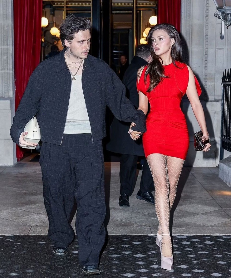 Dự show thời trang của Vic tại Tuần lễ thời trang Paris hồi tháng 3/2024, con dâu cả nhà Becks chọn thiết kế đỏ rực, ôm sát body kết hợp với ví cầm tay, đều là sáng tạo đến từ thương hiệu thời trang Victoria Beckham.