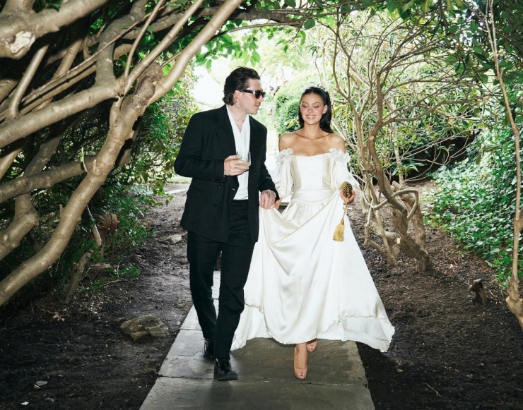 Trong lễ làm mới lời thề đám cưới vào năm 2025 tại điền trang gia đình Peltz ở Westchester, Nicola diện váy tái chế từ trang phục mà mẹ cô mặc trong hôn lễ năm 1985 khi kết hôn với tỷ phú Nelson. Sự kiện này không có bất kỳ thành viên nào nhà Becks tham gia.