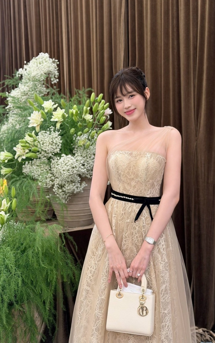 Váy áo dự đám cưới trang nhã của Đỗ Thị Hà - 2