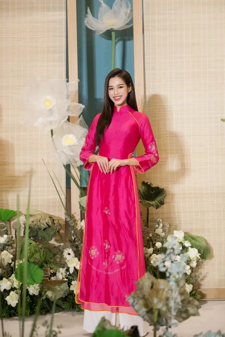 Đỗ Thị Hà diện áo dài truyền thống trong đám cưới Hoa hậu Ngọc Hân năm 2022 ở Hà Nội.