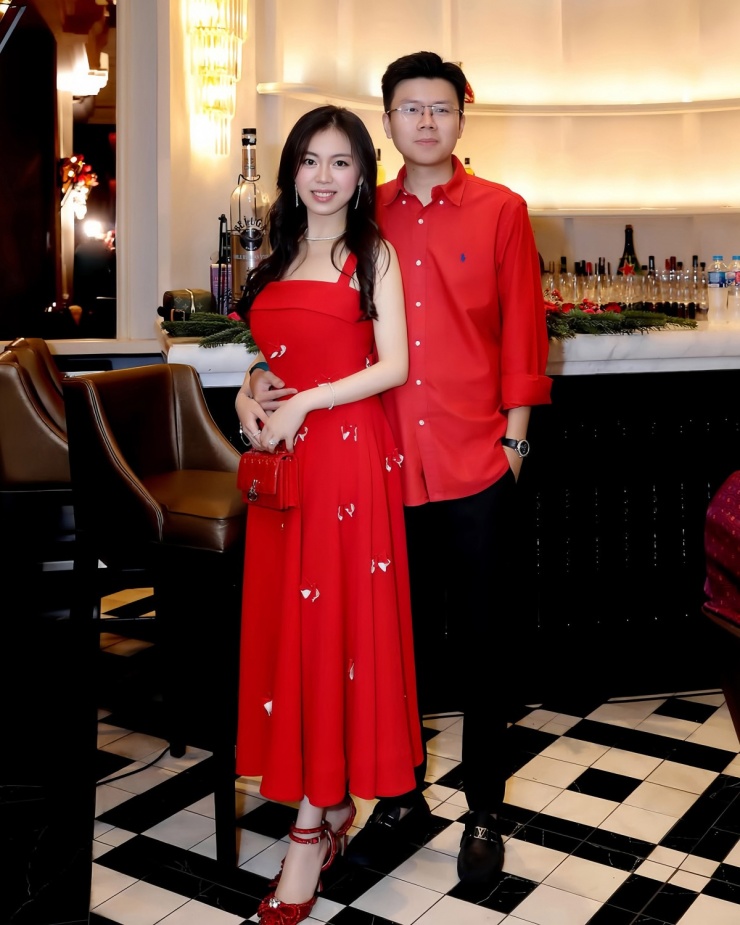 Vợ chồng Ruby Nguyễn - Phan Hoàng cùng chọn sắc đỏ nổi bật tại bữa tiệc cuối tháng trước. Trong khi tiểu thư 26 tuổi phối đồ tiệp màu từ xiêm y đến phụ kiện, chồng cô cân bằng tổng thể nhờ gam đen lịch lãm.