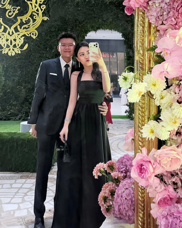 Tới dự đám cưới "công chúa hàng hiệu" Tiên Nguyễn ở TP HCM hôm 7/12/2025, cháu nội người sáng lập Tập đoàn Sơn Kim được khen duyên dáng trong mẫu đầm maxi siết eo, kết hợp túi Hermes Kelly Sellier da cá sấu khoảng 40.000 USD (hơn một tỷ đồng). Còn Phan Hoàng mặc bộ suit bảnh bao, tạo nên hình ảnh hài hòa với bạn đời.