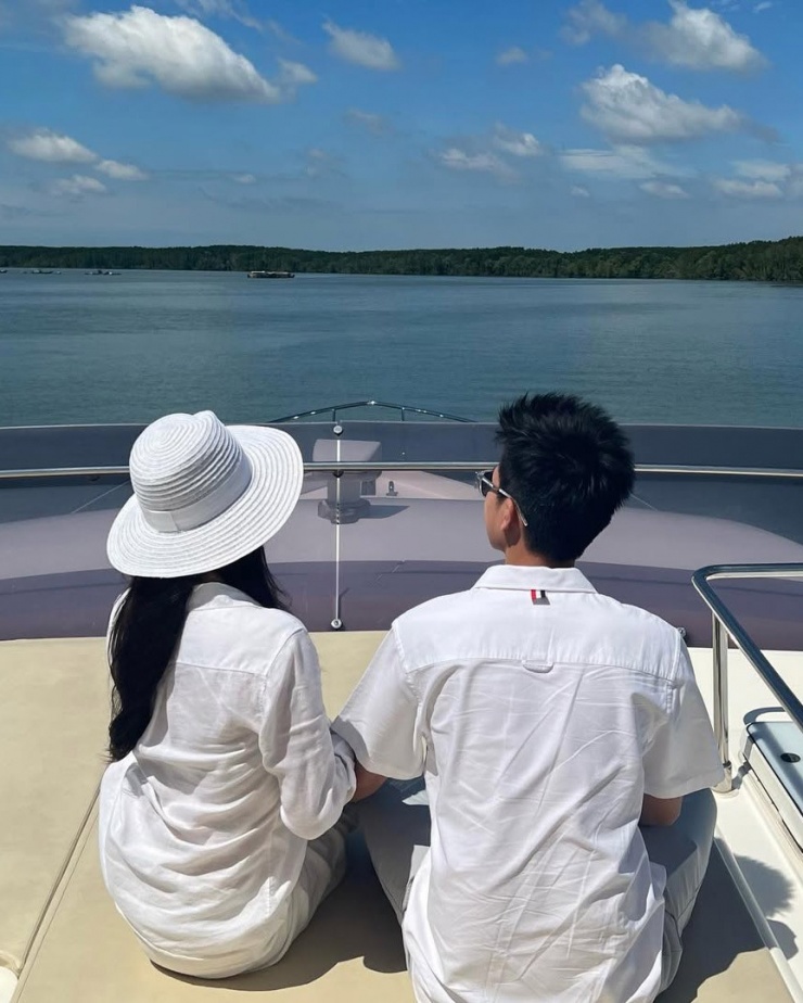 Nghỉ dưỡng ở vùng biển ngập nắng, cặp rich kid ưu ái tone trắng với chất liệu linen đậm tinh thần mùa hè.