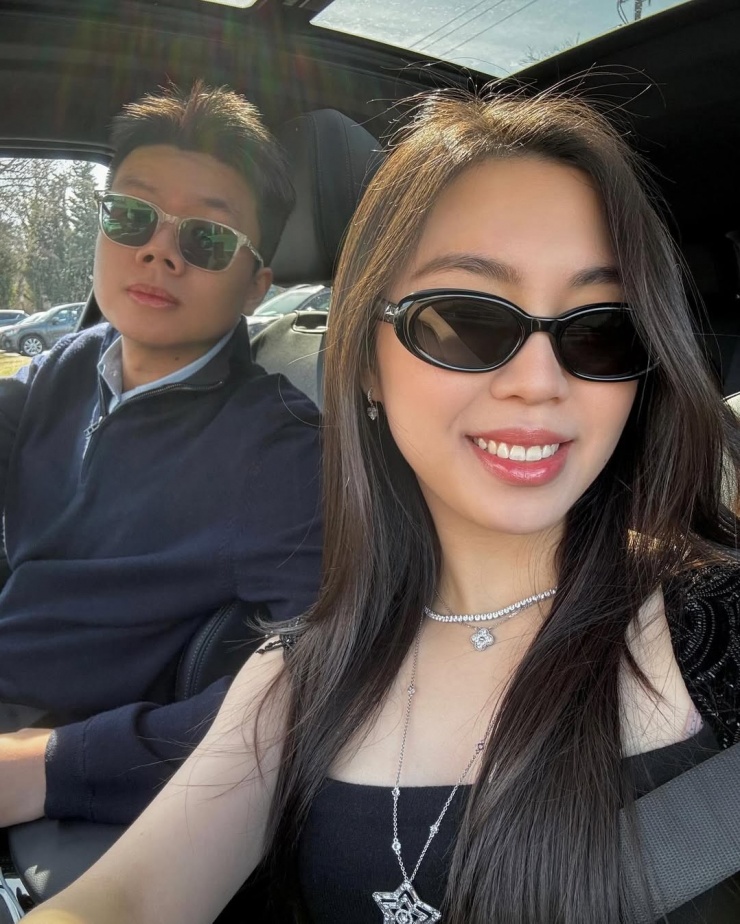 Phan Hoàng không phối đồ cầu kỳ, thường chọn trang phục trơn màu với kiểu dáng tối giản. Ruby Nguyễn cũng hướng đến hình ảnh chững chạc và tô điểm vẻ ngoài bằng trang sức từ các nhà mốt danh tiếng như Chanel, Van Cleef &amp; Arpels, Swarovski...