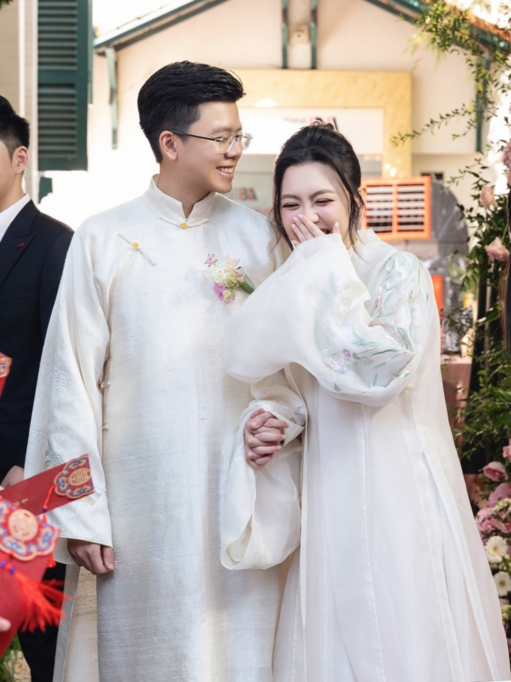 Trong lễ ăn hỏi tại TP HCM hôm 15/10/2025, cặp uyên ương Gen Z thể hiện sự gắn kết qua mẫu áo dài trắng ngà thêu thủ công.