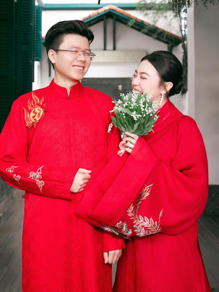 Hai rich kid nhận được nhiều lời khen khi diện áo dài đỏ sang trọng tại lễ vu quy ngày 29/11/2025.