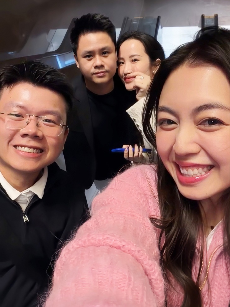 Cả hai lên đồ trẻ trung, rạng rỡ selfie cùng vợ chồng anh trai Phan Hoàng - thiếu gia Phan Thành - tại Hong Kong dịp Tết dương lịch vừa qua.