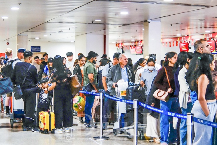 Việc theo dõi hành khách đến từ vùng có dịch, phát hiện sớm triệu chứng nghi ngờ là bước đi quan trọng để chặn dịch từ xa.