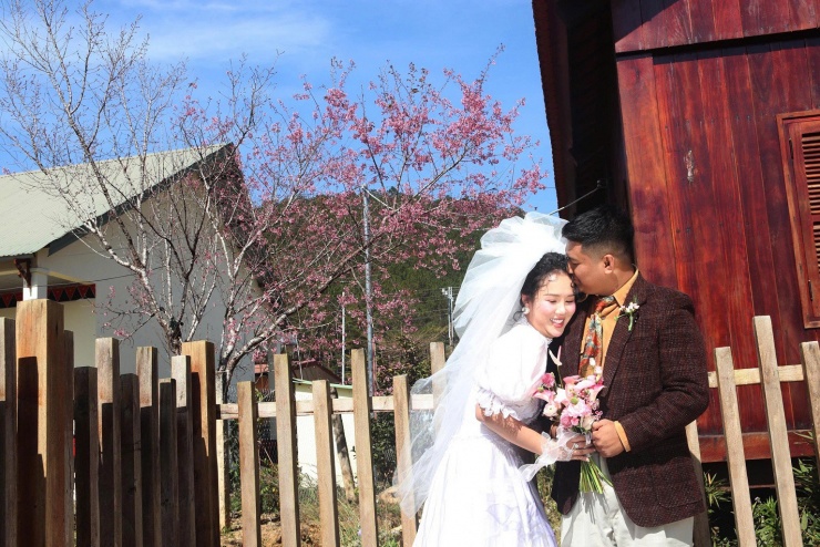 Buôn làng nhỏ đang có sức hút với các cặp đôi yêu nhau và họ đã không quên ghi lại những khoảnh khắc đẹp.