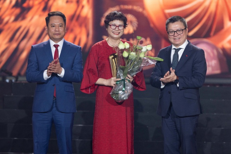 Con gái nhận giải thưởng thay nhạc sĩ Phạm Tuyên.