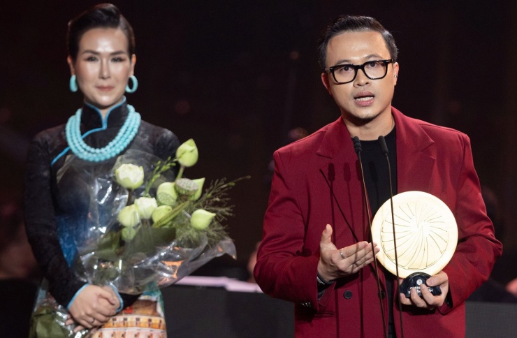 Đạo diễn Minh Trí, ca sĩ Võ Hạ Trâm đại diện ê-kíp sản xuất concert Tổ quốc trong tim nhận giải.
