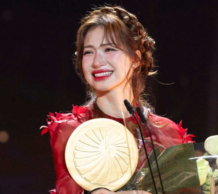 Hòa Minzy khóc khi nhận liên tiếp hai giải thưởng.