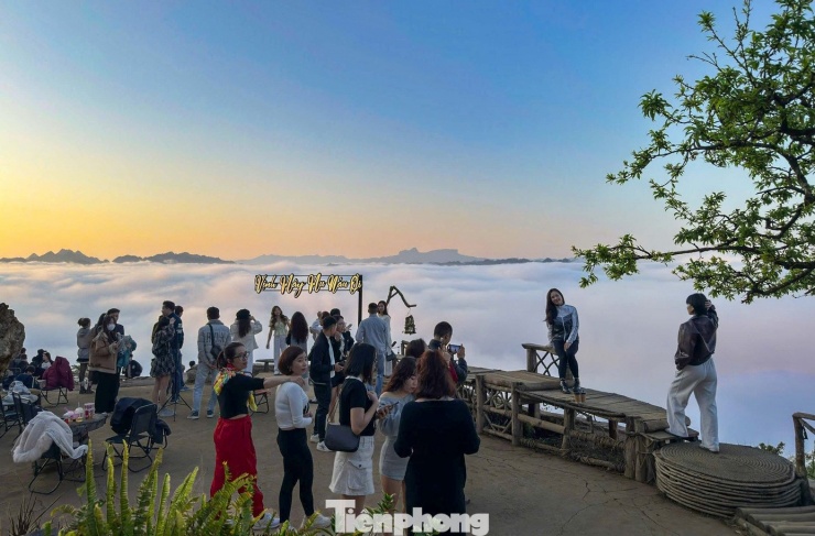 Điểm săn mây này nằm ở vị trí cao, tách biệt khu dân cư, có tầm nhìn rộng ra các thung lũng và dãy núi trùng điệp. Nhờ độ cao và điều kiện thời tiết thuận lợi, vào sáng sớm mây thường hình thành dày, trôi lững lờ dưới chân núi, tạo nên khung cảnh được nhiều du khách ví như “biển mây”.