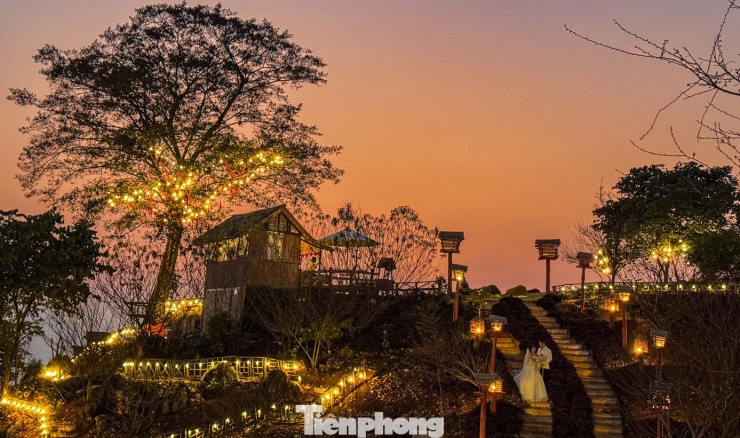 Không chỉ buổi sáng, điểm săn mây này còn thu hút khách vào buổi chiều, đặc biệt là thời điểm hoàng hôn. Từ khoảng 16h30, khi mặt trời dần lặn sau các dãy núi, bầu trời chuyển màu liên tục, tạo nên khung cảnh được nhiều du khách lựa chọn để chụp ảnh.