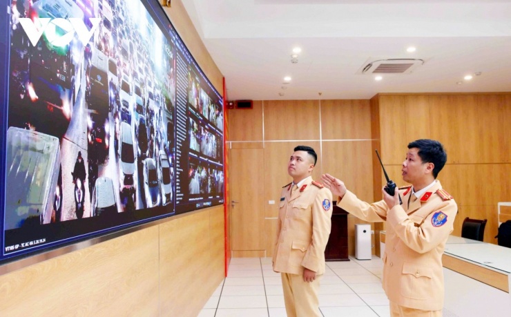 Trung tá Trương Song Thành - Đội trưởng Đội Chỉ huy giao thông và điều khiển đèn tín hiệu giao thông, Phòng CSGT Hà Nội chỉ huy lực lượng làm nhiệm vụ