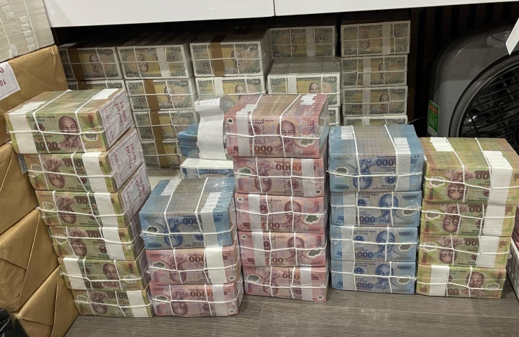 Càng cận Tết Nguyên đán, nhu cầu đổi tiền mới, tiền lẻ để mừng tuổi và phục vụ các hoạt động lễ hội đầu năm càng gia tăng. Nắm bắt tâm lý này, "chợ" đổi tiền lẻ trở nên sôi động từng ngày.