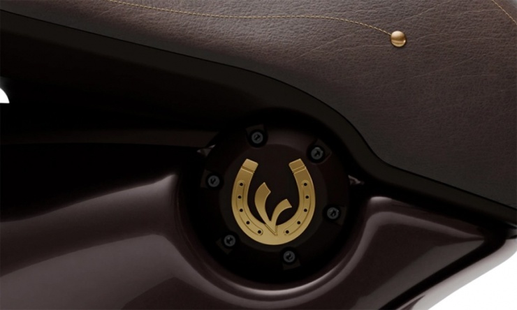 Hình móng ngựa mạ vàng ở dưới yên.