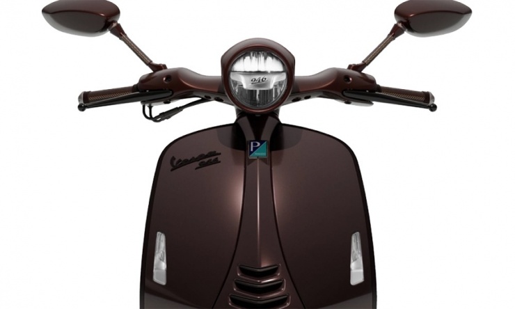 Xe trang bị đèn chiếu sáng LED, tay nắm bọc da khâu tay. Ngoại hình sơn màu nâu ánh kim.