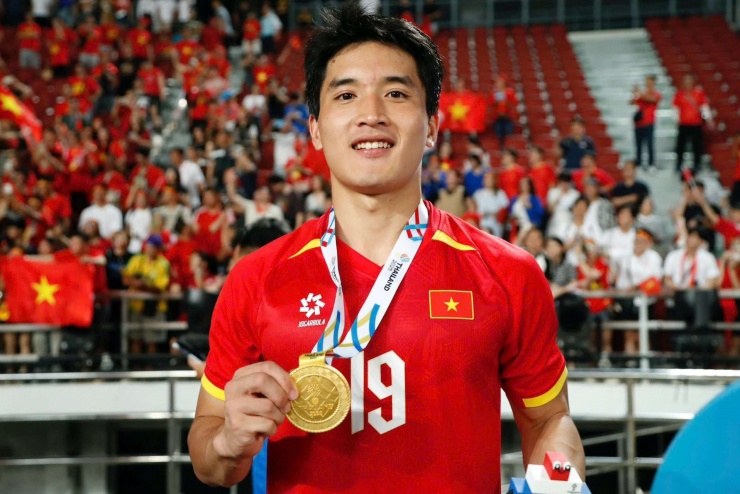 Nguyễn Ngọc Mỹ với tấm HCV SEA Games 33. Ảnh: FBNV.