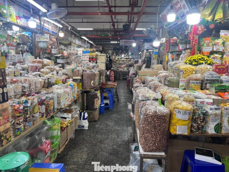 Trưa 26/1, tại chợ An Đông (phường An Đông, TPHCM), những quầy hàng bánh mứt Tết nằm im lìm chờ khách. "Chưa bao giờ cận Tết mà lại vắng khách như lúc này, chỉ một số quầy hàng có mối quen thì còn buôn bán lai rai, còn lại phần lớn đều ế ấm" - bà B., tiểu thương kinh doanh bánh mứt, trái cây chế biến nói