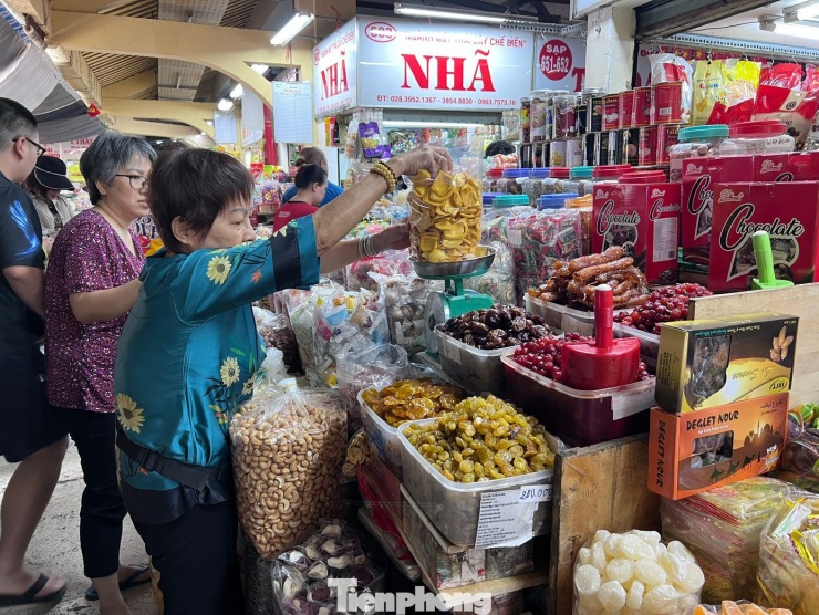 Tại chợ Bình Tây (phường Bình Tây), bà Ứng Thị Liên, ngành hàng bánh kẹo cho biết, năm nay không dám trữ hàng Tết vì sợ không bán được. "Bây giờ tôi lấy hàng tới đâu bán tới đó, cận Tết giá lên thì mình bán lên chứ không trữ sẵn số lượng lớn như trước. Dù biết giá cao khách sẽ mua ít lại nhưng không còn cách nào khác" - bà Liên bộc bạch.