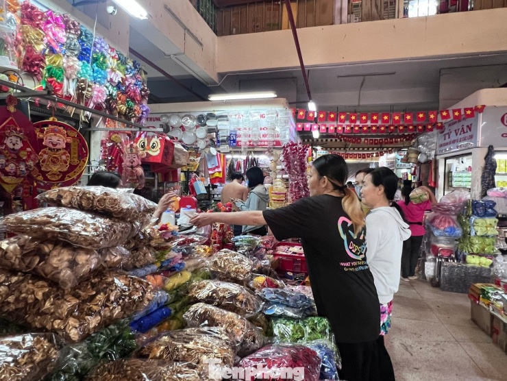 Nhiều mặt hàng mứt có giá tăng cao như mãng cầu, mứt dừa, mứt bí, mít sấy... khoảng 160.000 - 200.000 đồng/kg, hướng dương 160.000 đồng/kg. Lý do đợt mưa lũ, triều cường vừa qua làm nông dân trồng mít, mãng cầu bị thiệt hại, đứt nguồn cung ứng nguyên liệu. Dẫu sản lượng ít, giá cao nhưng nhu cầu mua sắm của người tiêu dùng TPHCM cũng chưa tăng như cùng kỳ so với mọi năm.