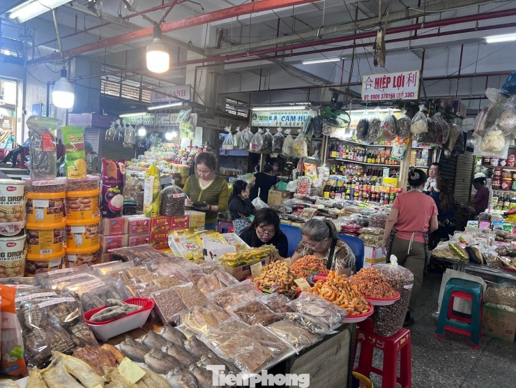 Các tiểu thương giết thời gian bằng cách lướt điện thoại, tám chuyện cho hết ngày