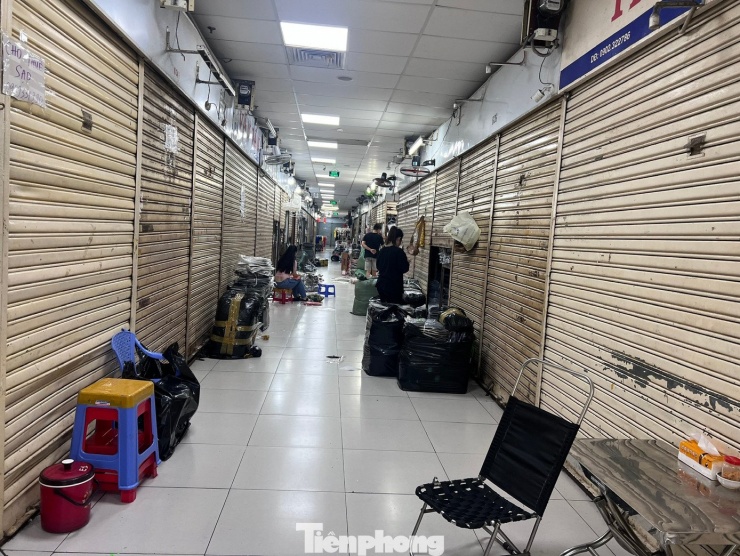 Thời hưng thịnh, tiểu thương thuê thêm quầy sạp làm kho, nay buôn bán khó khăn, họ cũng không có nhu cầu trữ hàng như trước. Các tờ giấy thông tin cho thuê quầy sạp dán dọc các ki-ốt.