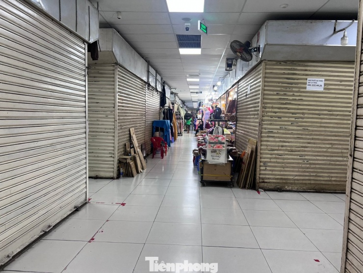 Quầy sạp đóng cửa, một số quầy hàng còn cầm cự mở cửa lại không có một bóng người mua