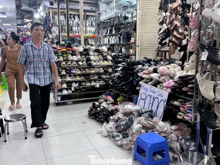 Những quầy hàng trong chợ giảm giá chỉ còn từ 80.000 - 100.000 đồng/món như quần áo, giày dép, túi xách... nhưng vẫn vắng khách mua
