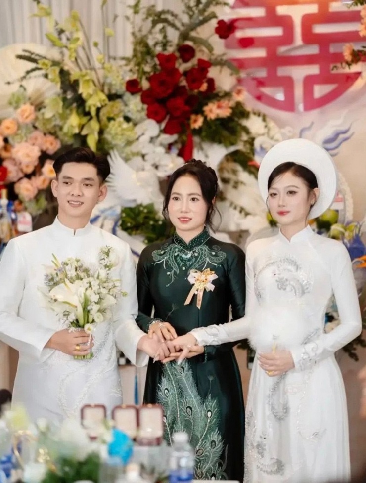 Vợ chồng Duyên bên mẹ ruột của cô 