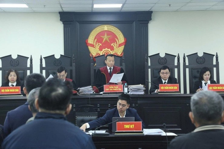 Hội đồng xét xử sơ thẩm vụ án do Thẩm phán Đinh Quốc Trí làm chủ toạ.