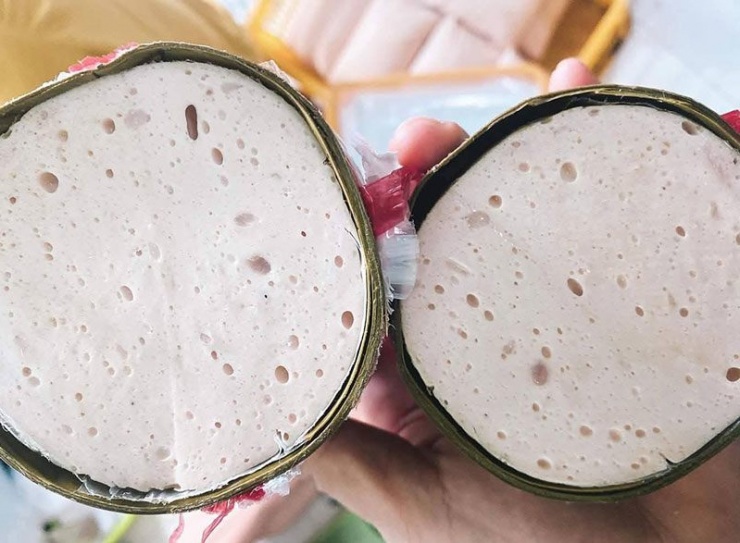 Những thực phẩm kém chất lượng được gắn mác nhà làm rồi bán với giá siêu rẻ.