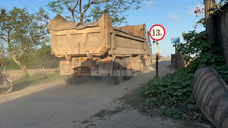 Cầu 13 tấn "cõng" xe 30-40 tấn, cầu Trắng chịu được đến bao giờ? - 1