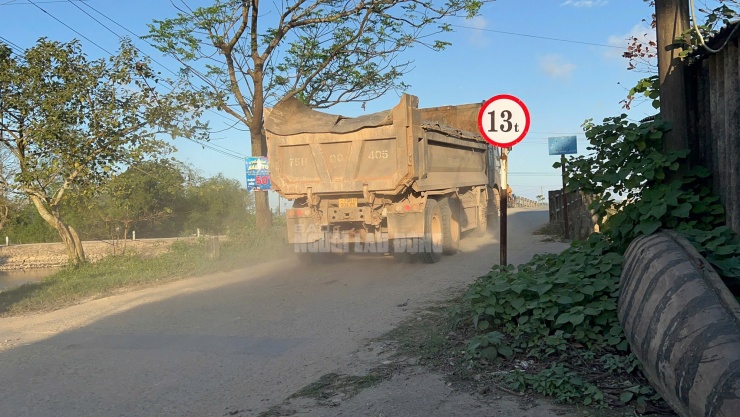 Cầu 13 tấn "cõng" xe 30-40 tấn, cầu Trắng chịu được đến bao giờ? - 2