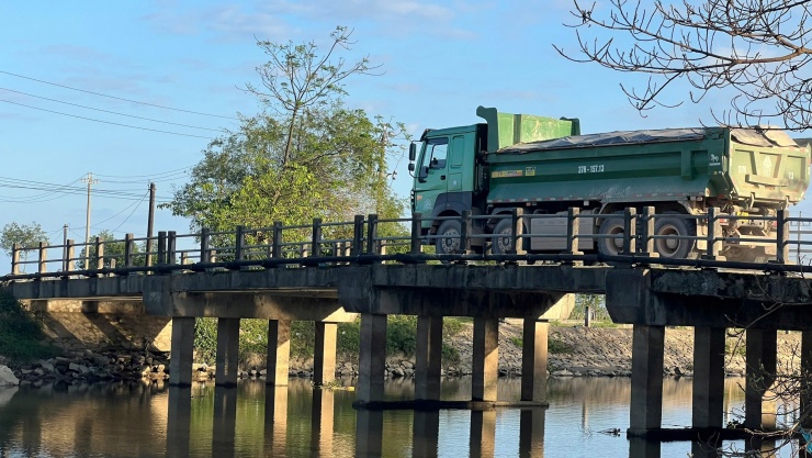 Cầu 13 tấn "cõng" xe 30-40 tấn, cầu Trắng chịu được đến bao giờ? - 3