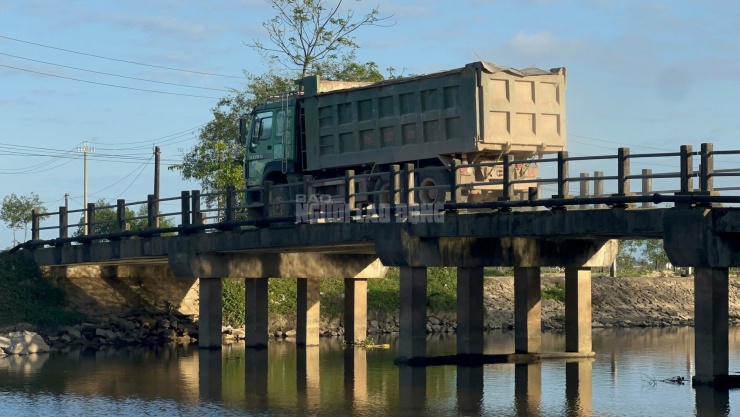 Cầu 13 tấn "cõng" xe 30-40 tấn, cầu Trắng chịu được đến bao giờ? - 4