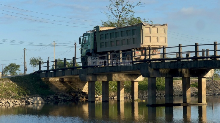 Cầu 13 tấn "cõng" xe 30-40 tấn, cầu Trắng chịu được đến bao giờ? - 5