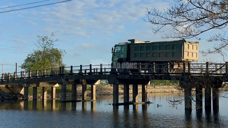 Cầu 13 tấn "cõng" xe 30-40 tấn, cầu Trắng chịu được đến bao giờ? - 6