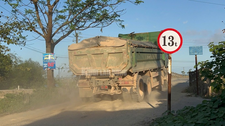 Cầu 13 tấn "cõng" xe 30-40 tấn, cầu Trắng chịu được đến bao giờ? - 9