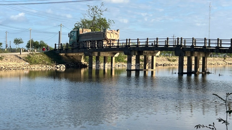 Cầu 13 tấn "cõng" xe 30-40 tấn, cầu Trắng chịu được đến bao giờ? - 10