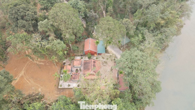 Khu di tích lịch sử cách mạng Rôộc Cồn tọa lạc tại xóm Bình, xã Phú Phong, huyện Hương Khê cũ (nay thuộc xã Hương Khê, tỉnh Hà Tĩnh), gồm hai địa điểm là Rôộc Cồn và đền Cây Chay. Trong khuôn viên ngôi đền Cây Chay, không gian được bao phủ bởi nhiều cây xanh cổ thụ có tuổi đời từ vài chục đến hàng trăm năm, tạo nên vẻ cổ kính và linh thiêng.