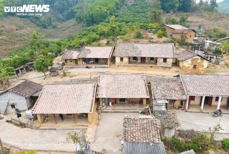 Tại đây có 17 hộ còn giữ được nếp nhà truyền thống trình tường và mái ngói âm dương cổ kính.