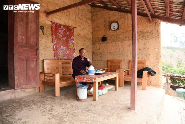 Theo chia sẻ của ông Lăng Quốc Kỳ (ở thôn Bắc Hoa, xã Tân Sơn), những ngôi nhà trình tường này có đặc điểm ấm vào mùa đông, mát vào mùa hè nên phù hợp với khí hậu và tập quán của đồng bào dân tộc miền núi.