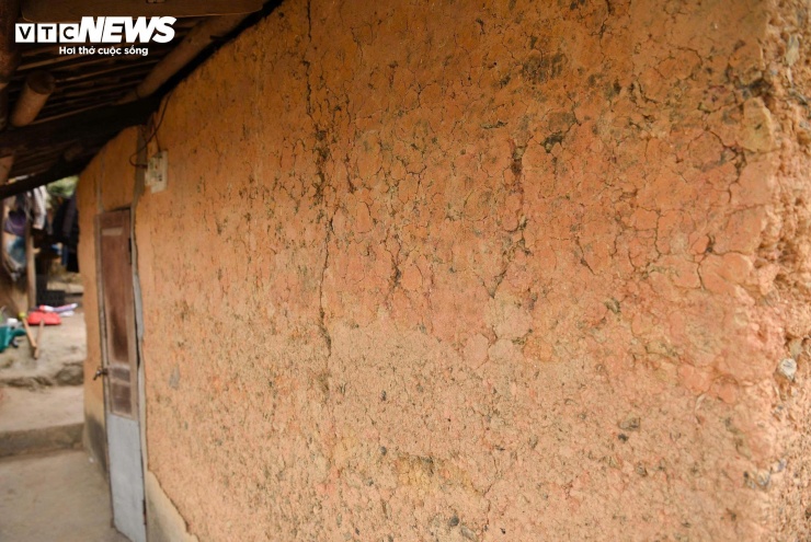 Tường nhà được làm hoàn toàn bằng đất sét nện chặt với mật mía; dày khoảng 40-50cm, cao 2-3m.