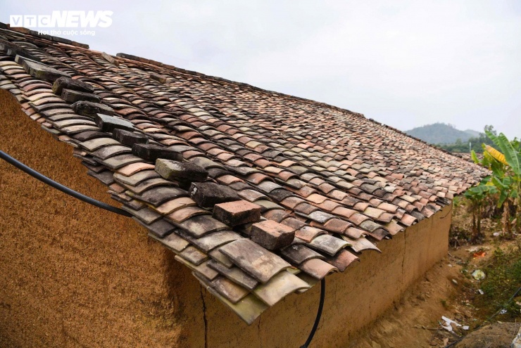 Mái nhà lợp bằng ngói âm dương.